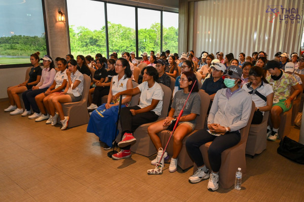 Watermill Golf Club amp Resort nbsp 3 คน ผู้คนกำลังอ่านหนังสือ ฝูงชน และ ข้อความ