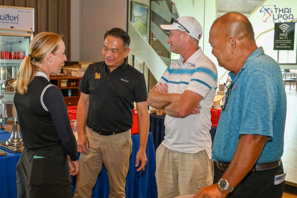 Watermill Golf Club amp Resort nbsp 4 คน ผู้คนกำลังตีกอล์ฟ รถกอล์ฟ และ ข้อความ