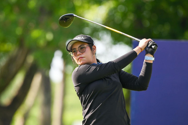 Watermill Golf Club amp Resort nbsp 1 คน กำลังตีกอล์ฟ สนามกอล์ฟ และ ข้อความ-4