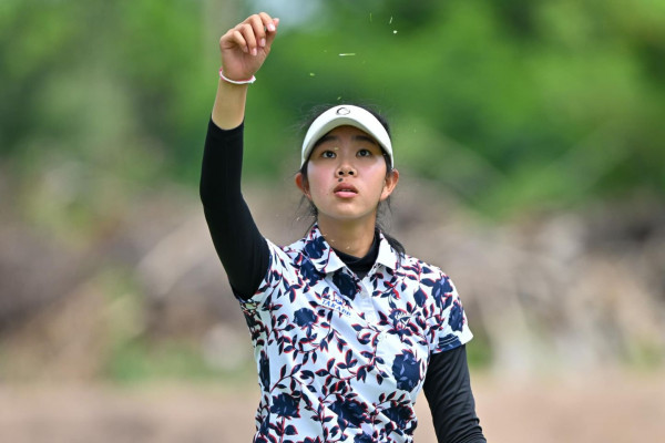 Watermill Golf Club amp Resort nbsp 1 คน กำลังตีกอล์ฟ และ สนามกอล์ฟ