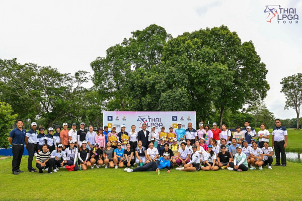 Watermill Golf Club amp Resort nbsp 1 คน กำลังตีกอล์ฟ และ ข้อความพูดว่า u THAI LPGA TOUR THAI