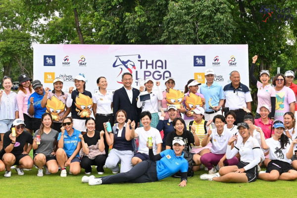 Watermill Golf Club amp Resort nbsp 7 คน ผู้คนกำลังตีกอล์ฟ สนามกอล์ฟ และ ข้อความ