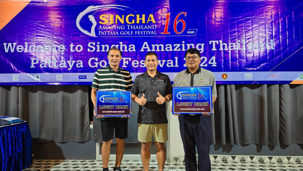 สนามกอล์ฟ กบินทร์บุรี สปอร์ตคลับ Kbsc nbsp 3 คน และ ข้อความพูดว่า SINGHA THAILAND 16 PEARS AMAZING PATTAYAGOLFFESTIVAL PATTAYA GOLF FESTIVAL Welce e to Sin Singha aha Amazing Thai GoeF Go Fesaval 24 3 SINGHA SINCHA16 6 LUCKY DRAW SINCHA SINGHA16 16 LUCKYDRAW LUCKY DRAW a Mea