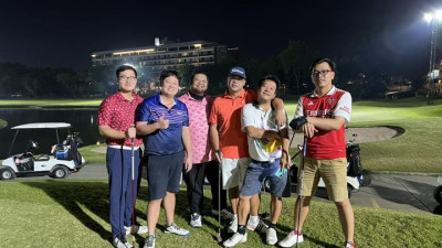 ตีกอล์ฟข้ามปีกันไปเลยวันนี้ ที่สนาม Bangkok Golf Club พร้อมทายผลลุ้นของขวัญปีใหม่ เสื้อ Adidas Golf มูลค่า 2,190 บาท สำหรับการทายผลในช่วงไลฟ์สด อย่าลืมมาร่วมทายกันโลด ไลฟ์สดประมาณ 22:00-23:0