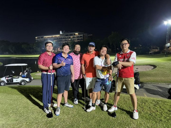 Bangkok Golf Club 5 people and people standing