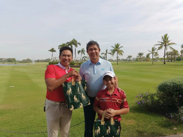 Bangpakong Riverside Country Club 3 people golf course and grass