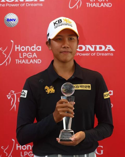 Krungthep Kreetha 1 person standing and e Power of Dreams GNV THAILAND KB Honda LPGA THAILAND ONDA Power of Dreams B KB WINNER Hon LPG