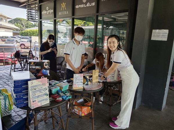Krungthep Kreetha 4 people and people standing