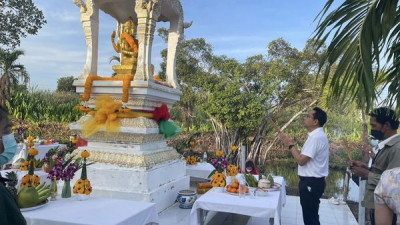 คุณอนุสรณ์ บุญประเสริฐ ผู้จัดการทั่วไป นำทีมไหว้ศาลที่สนามกอล์ฟเดอะวินเทจคลับ เพิ่มความสิริมงคล ต้อนรับเทศกาลตรุษจีน  ขอให้ทุกท่าน รวยๆ เฮงๆ ปังๆ กันนะค