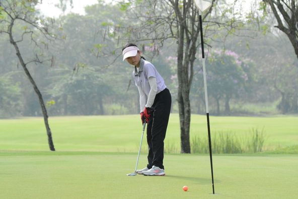 Lotus Valley Golf Resort 1 คน กำลังตีกอล์ฟ ธรรมชาติ พื้นหญ้า และ สนามกอล์ฟ