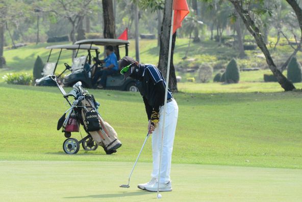 Lotus Valley Golf Resort 2 คน ผู้คนกำลังตีกอล์ฟ สนามกอล์ฟ ธรรมชาติ พื้นหญ้า และ ข้อความพูดว่า adidas