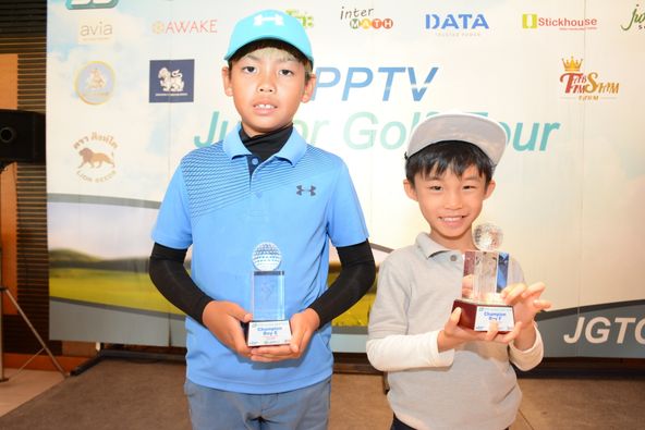 Lotus Valley Golf Resort 2 คน ผู้คนกำลังยืน และ สถานที่ในร่ม