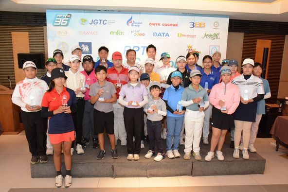 Lotus Valley Golf Resort 6 คน และ ผู้คนกำลังยืน