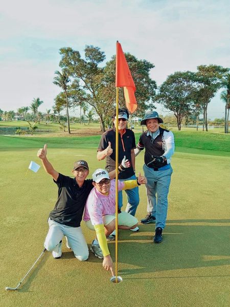 Royal Lakeside Golf Club 3 people and golf course