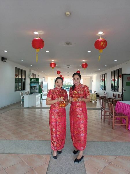 The Royal Golf amp Country Club 2 คน ผู้คนกำลังยืน และ สถานที่ในร่ม