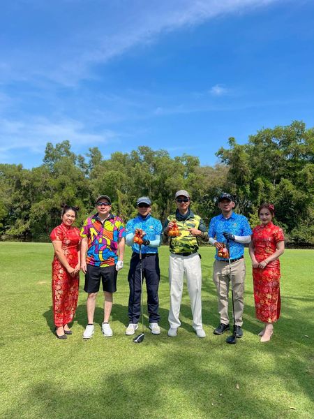 The Royal Golf amp Country Club 6 คน ผู้คนกำลังยืน และ กลางแจ้ง