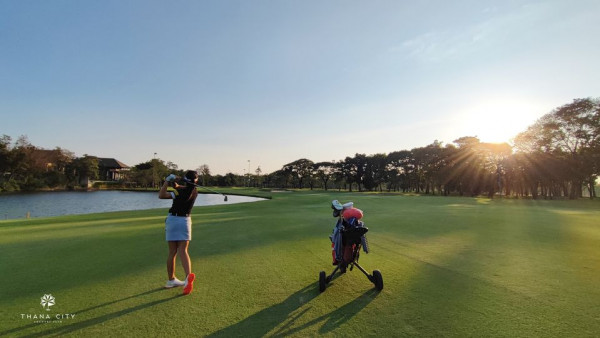 Thana City Country Club 2 people golf course and grass