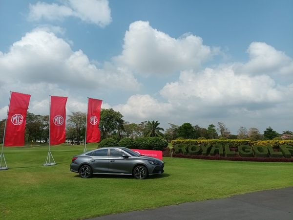 The Royal Golf amp Country Club car and road