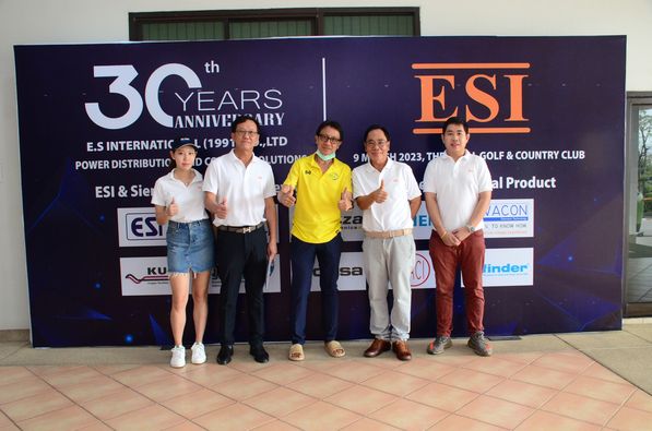 The Royal Golf amp Country Club 5 คน และ ผู้คนกำลังยืน