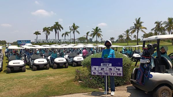 Bangpakong Riverside Country Club 4 คน ผู้คนกำลังยืน และ กลางแจ้ง
