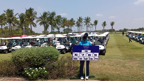Bangpakong Riverside Country Club 5 คน ผู้คนกำลังยืน และ กลางแจ้ง