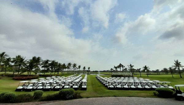 Bangpakong Riverside Country Club ต้นไม้ ท้องฟ้า และ พื้นหญ้า