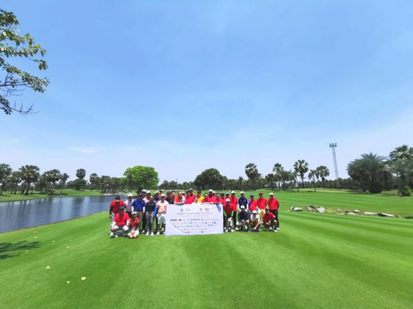 Suwan Golf amp Country Club 5 people golf course and grass