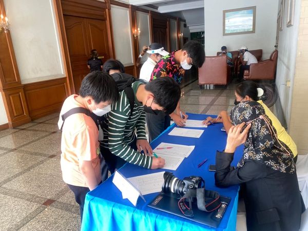 ศูนย์พัฒนากีฬากองทัพบก รามอินทรา 4 people people sitting people standing and indoor