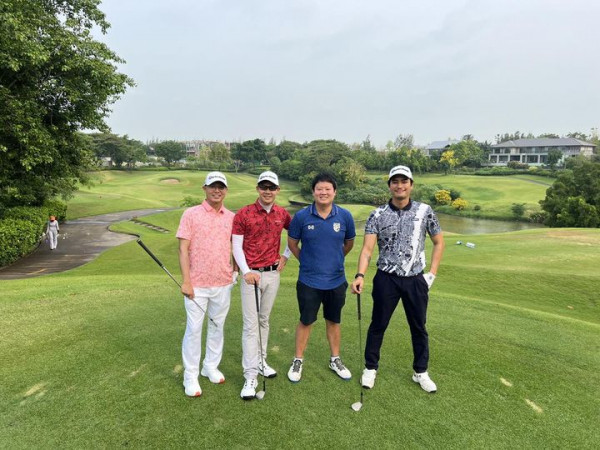 Riverdale Golf Club 5 people grass and golf course