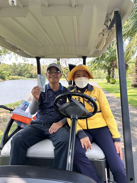 The Royal Golf amp Country Club 2 คน ผู้คนกำลังตีกอล์ฟ และ รถกอล์ฟ