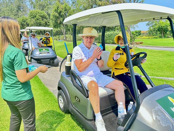The Royal Golf amp Country Club 3 คน ผู้คนกำลังตีกอล์ฟ รถกอล์ฟ และ สนามกอล์ฟ-5