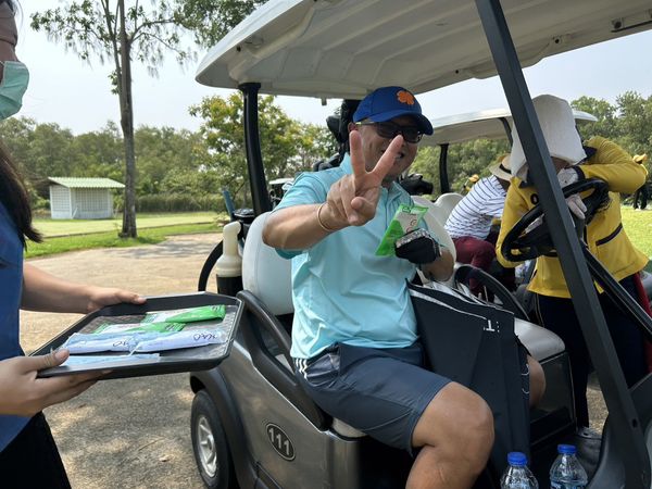 The Royal Golf amp Country Club 3 คน ผู้คนกำลังตีกอล์ฟ รถกอล์ฟ และ สนามกอล์ฟ