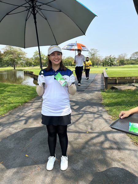 The Royal Golf amp Country Club 4 คน ผู้คนกำลังตีกอล์ฟ และ สนามกอล์ฟ