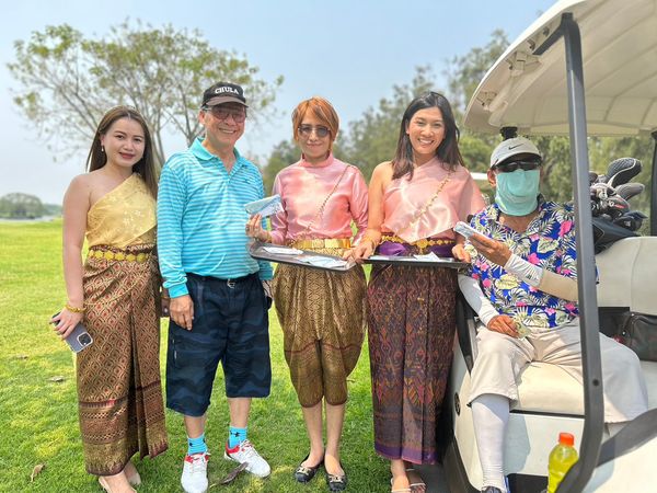 The Royal Golf amp Country Club 5 คน ผู้คนกำลังตีกอล์ฟ รถกอล์ฟ สนามกอล์ฟ และ ข้อความพูดว่า CHULA