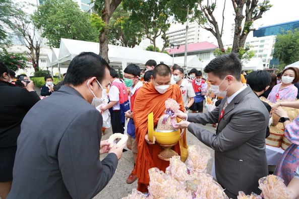 The Royal Bangkok Sports Club 6 people temple and text