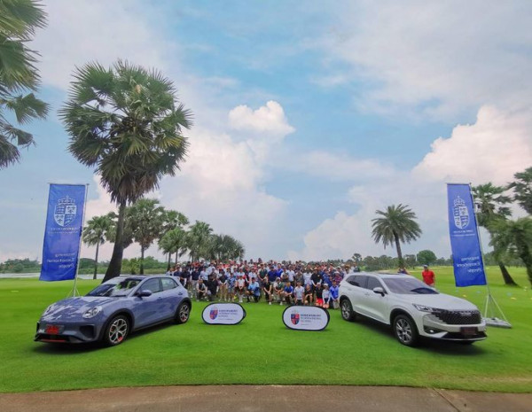 Suwan Golf amp Country Club 1 person golfing and text