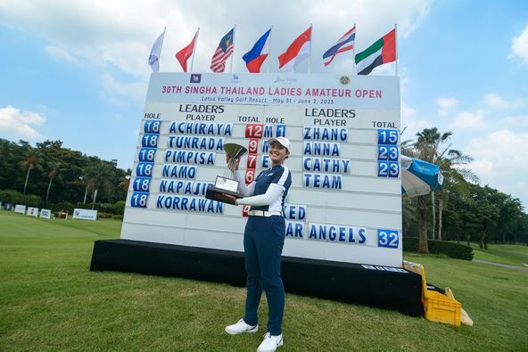 Lotus Valley Golf Resort 1 person golfing golf course and PotusValley 4WA1 Jotus 30TH SINGHA THAILAND LADIES AMATEUR OPEN Golf May June ne LEADERS PLAYER ZHANG ANNA CATHY TEAM LEADERS HOLE PLAYER TOTAL HOLE ACHIRAYA 18 TUNRADA 18 18 PIMPISA 18 NAMO 18 NAPAJIE 18 KORRAWAN TOTAL 15 LEDnIA KED AR ANGELS 32