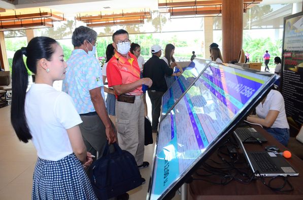 Lotus Valley Golf Resort 10 people and text