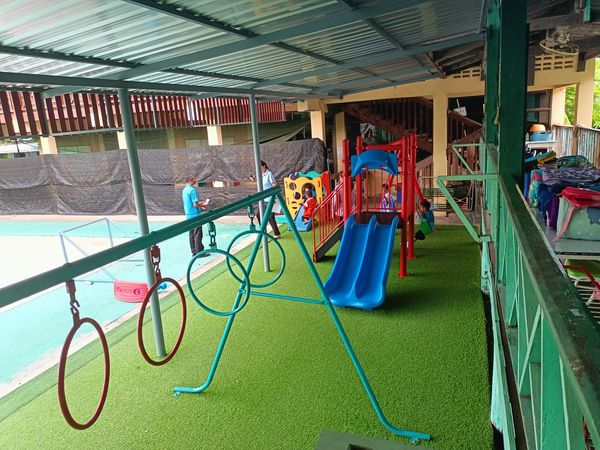 Bangpakong Riverside Country Club 3 people and grass