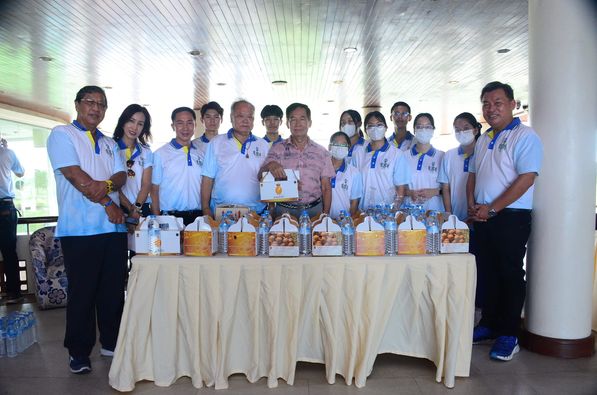Bangpakong Riverside Country Club 10 people and text