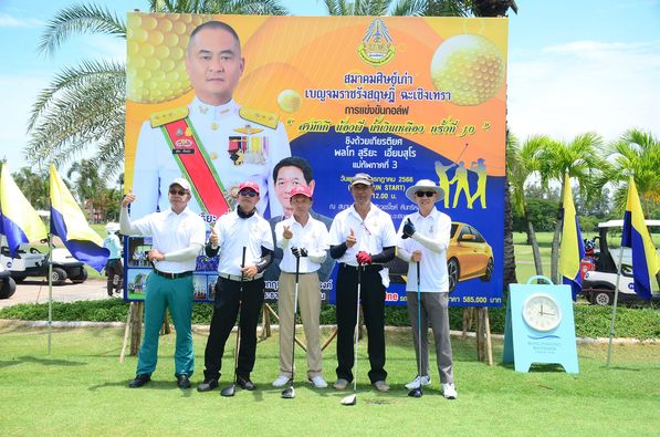 Bangpakong Riverside Country Club 7 people and text