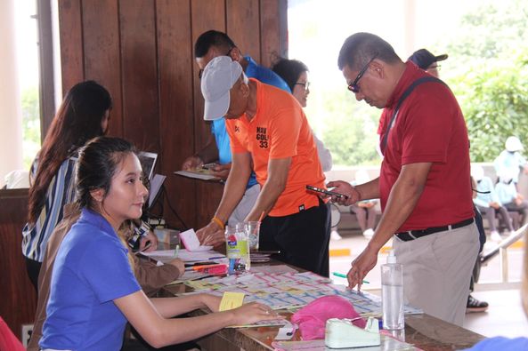 Bangpakong Riverside Country Club 6 people and people golfing