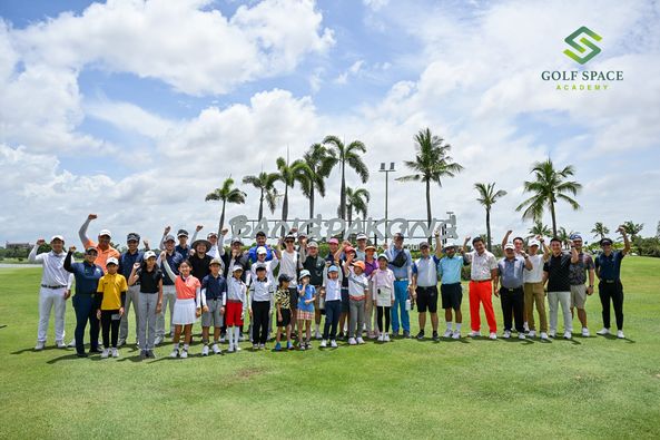 Bangpakong Riverside Country Club 2 people people golfing golf course and GOLF SPACE ACADEMY