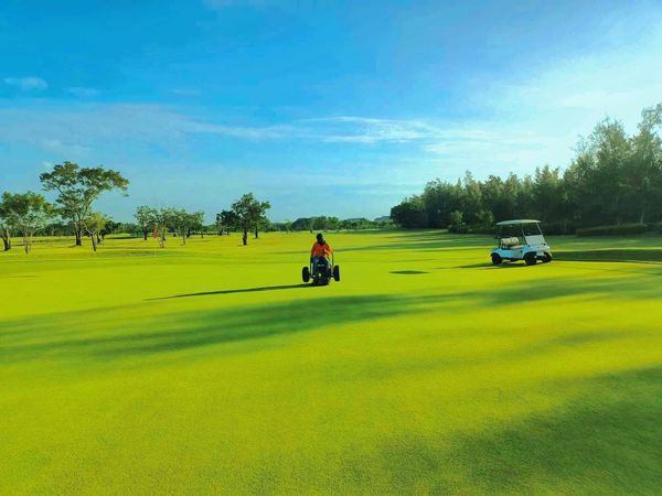 Bangpakong Riverside Country Club 1 person golfing golf cart and golf course
