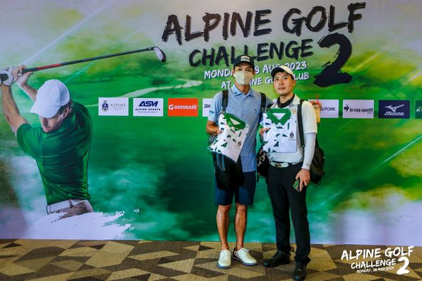 Alpine Golf Club 3 คน ผู้คนกำลังตีกอล์ฟ สนามกอล์ฟ และ ข้อความ