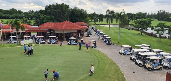 Green Valley Country Club Bangkok สนามกอล์ฟกรีนวัลเล่ คันทรีคลับ บางนา 4 people people golfing golf cart golf course and crowd