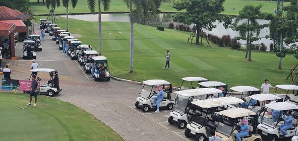 Green Valley Country Club Bangkok สนามกอล์ฟกรีนวัลเล่ คันทรีคลับ บางนา 5 people people golfing golf cart and golf course-3