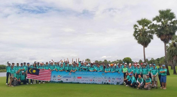 Suwan Golf amp Country Club 4 people people golfing and text