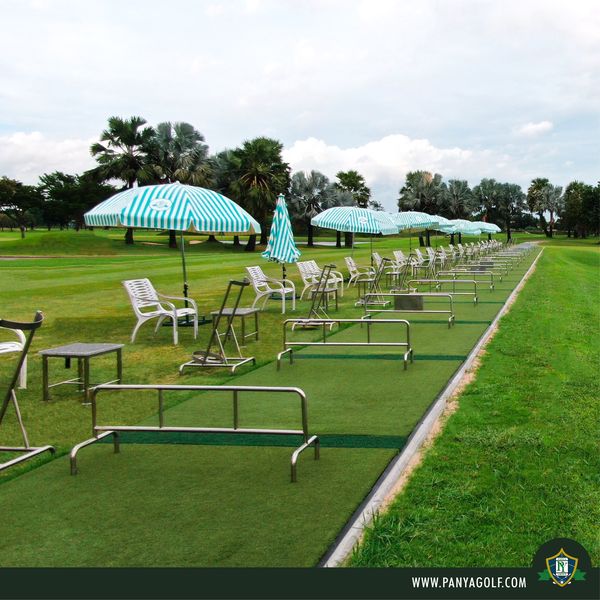 Panya Indra Golf Club 1 คน กำลังตีกอล์ฟ รถกอล์ฟ ร่ม ร่มกันแดด สนามกอล์ฟ และ ข้อความ