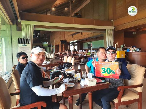 สนามกอล์ฟวินด์เซอร์ปาร์คฯ Windsor Park amp Golf Club 4 คน ผู้คนกำลังตีกอล์ฟ ตาราง และ ข้อความ